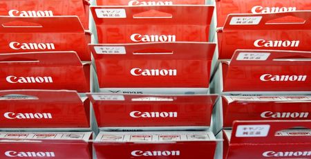 © Reuters. Логотипы Canon на продукции компании в магазине в Токио