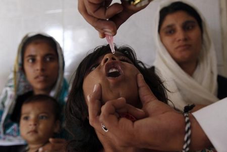 © Reuters. سوء الإدارة الحكومية يسبب ارتفاع معدل الإصابة بشلل الأطفال بباكستان