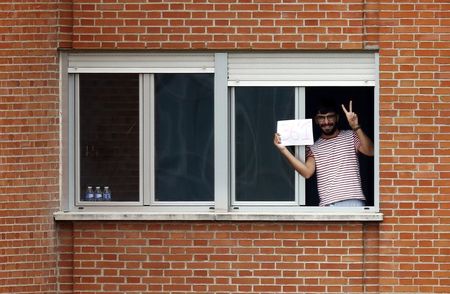 © Reuters. Salen del hospital Carlos III los pacientes en vigilancia por el ébola  