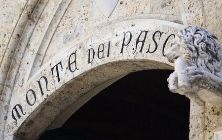 © Reuters. L'ingresso della sede storica a Siena del Monte dei Paschi 