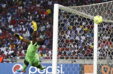 © Reuters. Goleiro do clube sul-africano Orlando Pirates, Senzo Meyiwa, ao tomar um gol durante partida contra o clube egípcio Al Ahli, no Estádio Orlando, em Soweto, Johanesburgo 