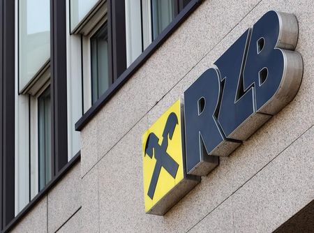 © Reuters. The logo of Austrian lender Raiffeisen Zentralbank is pictured at its headquarters in Vienna