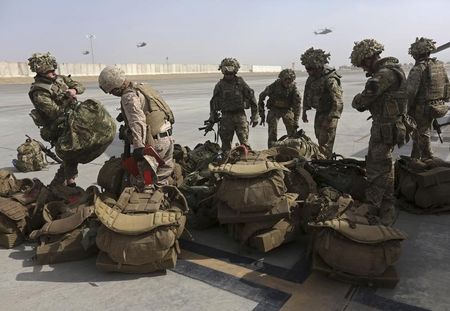 © Reuters. British soldiers arrive at Kandahar air base at the end of operations for U.S. Marines and British combat troops in Helmand