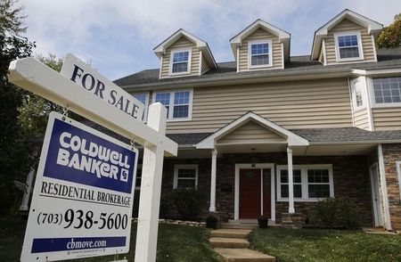 © Reuters. A real estate sign advertising a home for sale is pictured in Vienna, Virginia