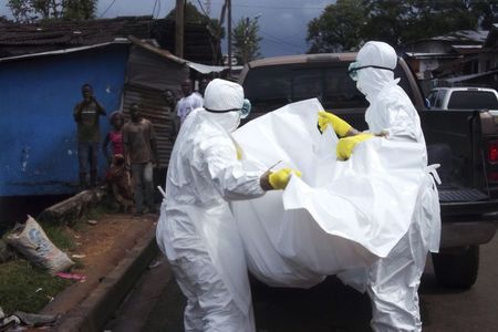 © Reuters. تفشي الإيبولا يظهر قصورا في تضامن الدول الأفريقية