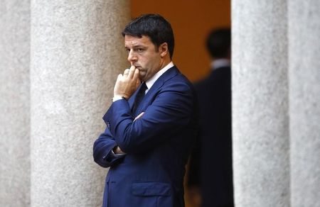 © Reuters. Italy's Prime Minister Renzi waits for the arrival of leaders for a meeting, on the sidelines of the Europe-Asia summit (ASEM) in Milan