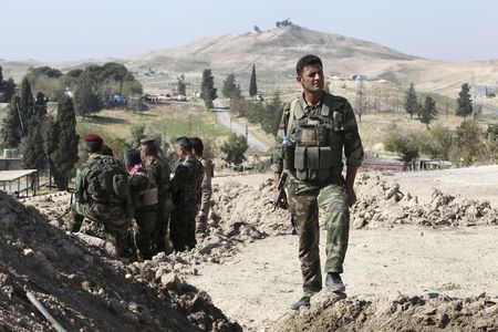 © Reuters. قيادي كردي سوري يقول إن تركيا تؤخر تحرك البشمركة باتجاه كوباني