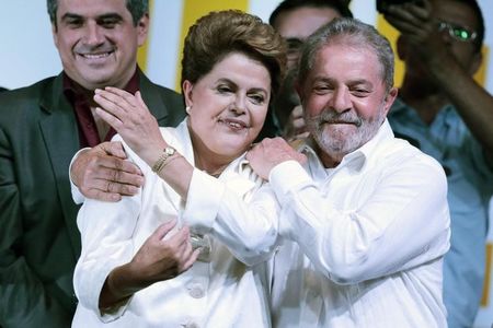© Reuters. Former president Lula da Silva congratulates Brazil's President and Workers' Party presidential candidate Rousseff after disclosure of the election results, in Brasilia