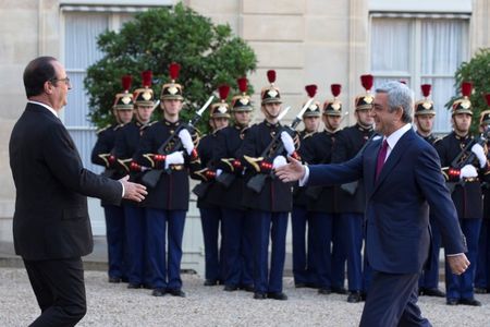 © Reuters. French President Hollande welcomes Armenian President Sargsyan as he arrives at the Elysee Palace in Paris