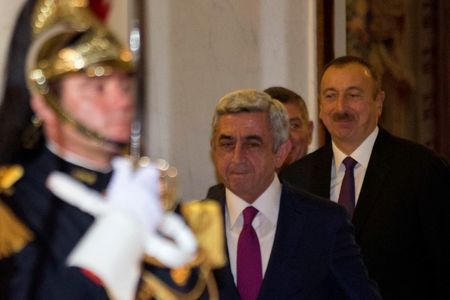 © Reuters. Armenia's President Sargsyan and Azerbaijan's President Aliyev leave after a dinner at the Elysee Palace in Paris