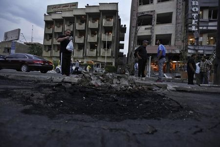 © Reuters. الشرطة: مقتل 15 شخصا في انفجار سيارة ملغومة بوسط بغداد