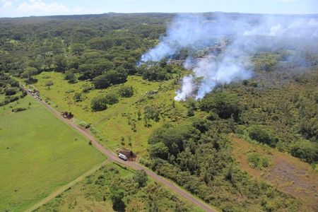 © Reuters. The lava flow from the Kalauea Volcano is seen split into two separate lobes in this aerial picture taken near the village of Pahoa, Hawaii