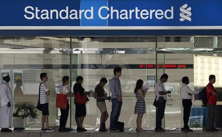 © Reuters. Очередь в отделение банка Standard Chartered в Сингапуре