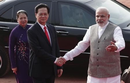 © Reuters. Vietnamese PM Dung shakes hands with his Indian counterpart Modi at the forecourt of India's presidential palace Rashtrapati Bhavan in New Delhi