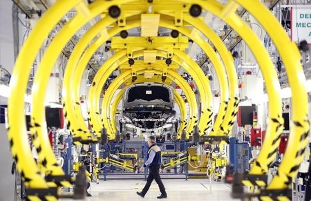 © Reuters. An employee walks at the Maserati new plant in Turin