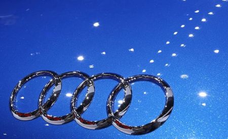 © Reuters. Logo da Audi fotografado em um carro do modela R8 LMX durante Feira Internacional de Automóveis em Paris 