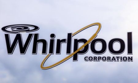 © Reuters. Логотип Whirlpool на заводе в Кливленде