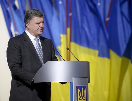 © Reuters. Poroshenko speaks during a ceremony for the Day of the State Flag in Kiev