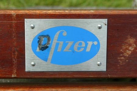 © Reuters. Логотип Pfizer на скамейке в Рингаскидди