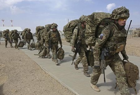 © Reuters. القوات الافغانية تستعد للقتال وحدها بعد انسحاب القوات الأجنبية