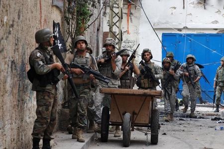 © Reuters. وزير: لبنان يتفاوض لوقف إعدام جنديين هدد متشددون إسلاميون باعدامهما