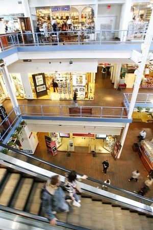 © Reuters. Patrons take the escalator at South Street Seaport mall, a General Growth Properties mall, in New York