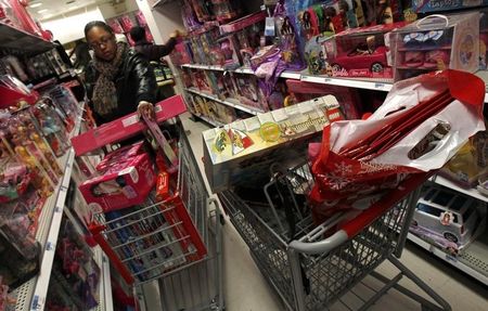 © Reuters. Uma mulher compra brinquedos em uma loja da Kmart, em Nova York