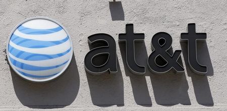 © Reuters. An At&T logo is seen atop a store in Beverly Hills, California
