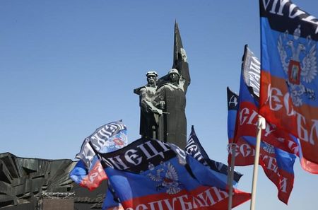 © Reuters. Bandeiras da autoproclamada República Popular de Donetsk