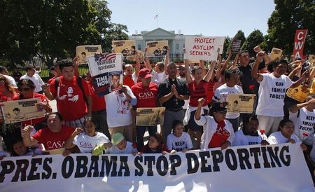 © Reuters. Anti-deportation protesters chant in front of the White House in Washington