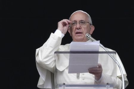 © Reuters. Papa Francisco faz a oração do Angelus