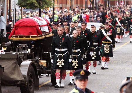 © Reuters. Soldados acompanham funeral de militar morto no Canadá