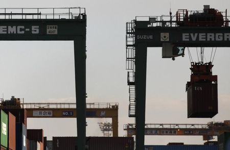 © Reuters. A container is loaded onto trucks at a port in Tokyo