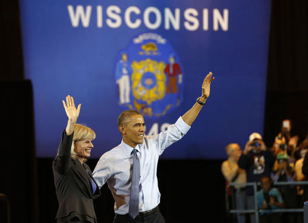 © Reuters. U.S. President Obama attends a campaign event with   Democratic candidate for Wisconsin Gov. Burke in Milwaukee