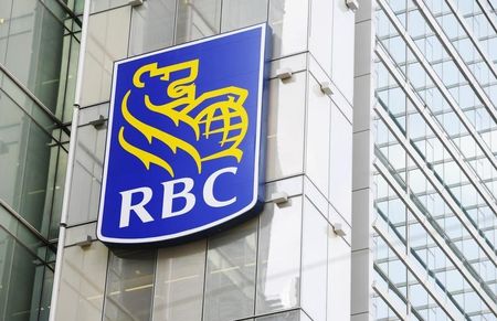 © Reuters. A Royal Bank of Canada (RBC) sign is seen in downtown Toronto
