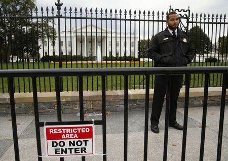 © Reuters. A member of the U.S. Secret Service stands guard in front of the North Lawn of the White House in Washington