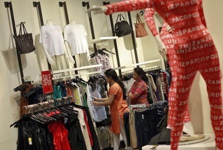 © Reuters. People shop for clothes at a store during a seasonal sale inside a shopping mall in Mumbai