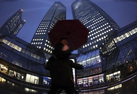 © Reuters. A pedestrian walks past the headquarters of Deutsche Bank in Frankfurt