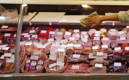 © Reuters. Прилавок с мясными изделиями в продуктовом магазине в Москве