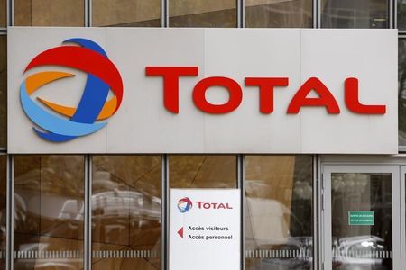 © Reuters. The logo of French oil giant Total is seen at its headquarters in the financial and business district of la Defense in Courbevoie near Paris