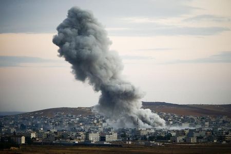 © Reuters. Smoke rises over Syrian town of Kobani after an airstrike, as seen from the Mursitpinar border crossing on the Turkish-Syrian border