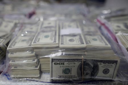 © Reuters. Bags of $100 U.S. notes confiscated by the police are displayed during a news conference in Panama City