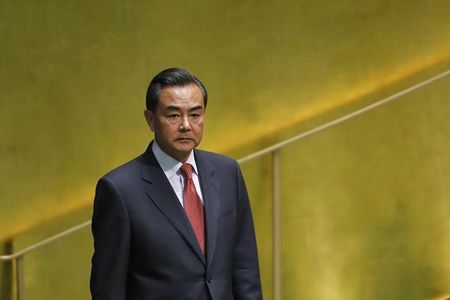 © Reuters. Chinese Foreign Minister Yi arrives to address the 69th United Nations General Assembly at the U.N. headquarters in New York