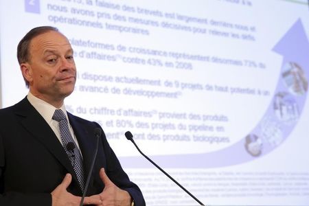 © Reuters. Chris Viehbacher, Chief Executive Officer of Sanofi, delivers a speech at the beginning of the company's 2013 annual results press conference in Paris