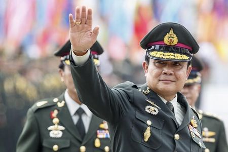 © Reuters. Thailand's Prime Minister Prayuth Chan-ocha waves after a handover ceremony for the new Royal Thai Army Chief at the Thai Army Headquarters in Bangkok