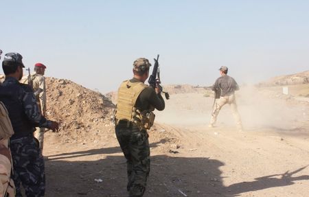 © Reuters. Iraqi security forces personnel participate in an intensive security deployment against Islamic State militants in the Himreen mountains of Diyala province