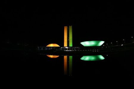 © Reuters. Congresso Nacional iluminado com as cores da bandeira do Brasil, em Brasília 