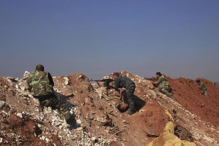 © Reuters. Forças leais ao presidente sírio, Bashar al-Assad, tomam posições nos arredores da cidade de Morek, após retomarem o controle da área