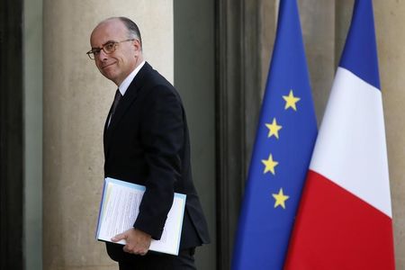 © Reuters. Ministro do Interior francês, Bernard Cazeneuve, ao chegar para reunião no Palácio do Elisou, em Paris