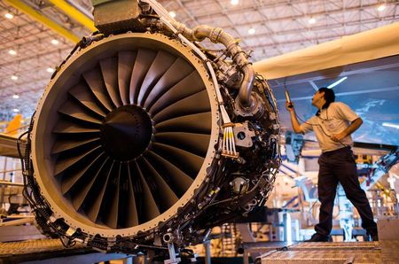 © Reuters. Um técnico trabalha perto em uma turbina em uma linha de montagem da Embraer